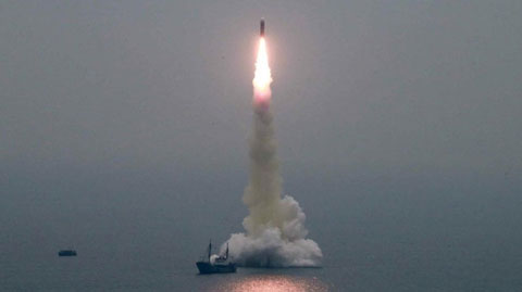 北朝鮮の発射した北極星3号と近傍にいる水上船舶